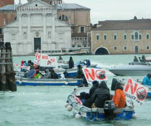 A Venezia il sì di Renzi e Hollande: battaglia navale No Tav nelle calli