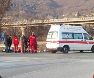 Finisce con la moto contro il guardrail, salvo per miracolo