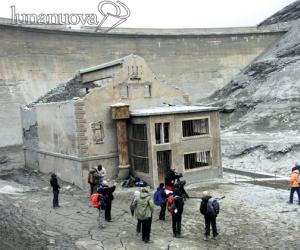 Profumo di resina, ciak nel lago vuoto sfidando gelo e tempesta di neve