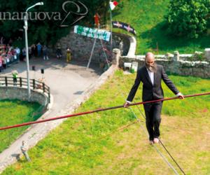 In centinaia con il naso all'insù, Andrea Loreni cammina sul cielo