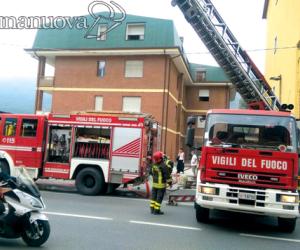 Magazzino in fumo: palazzo evacuato, in tre finiscono all'ospedale