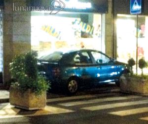 Auto finisce sul marciapiede: tragedia sfiorata in via Alfieri