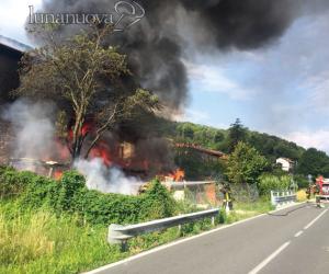 Bruciano le tettoie al Malpasso, statale bloccata