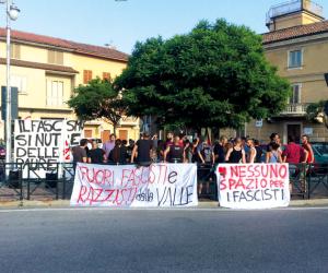 Alpignano, tre cortei ieri sera in centro: la questione rifugiati accende la piazza