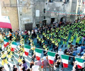 Susa sommersa dagli alpini: in 30mila per le strade