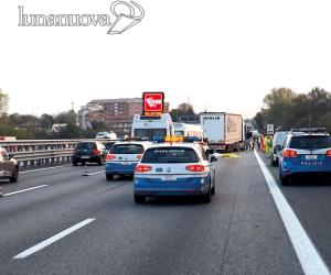 Collegno, scende dal furgone, elettricista travolto da un Tir