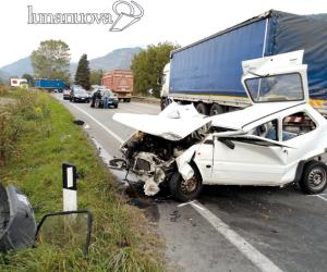 Caprie, una Panda contro trattore e camion: donna ferita grave