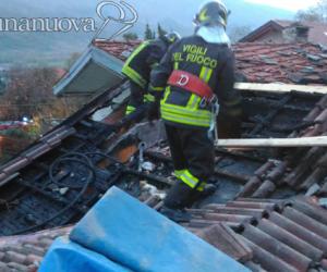 Foresto: va a fuoco il tetto, abitazione inagibile