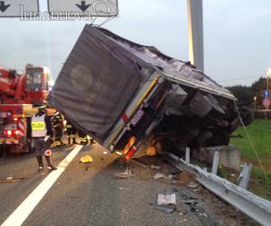 Beinasco, camionista muore nello schianto contro il palo in autostrada