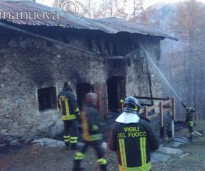 Chiomonte: fuoco sulla montagna, baita distrutta dalle fiamme