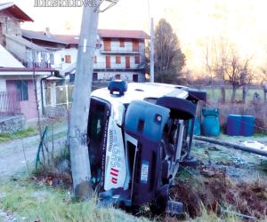 Ghiaccio a Mattie, si ribalta il furgone portavalori