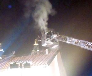 Rogo nella notte a S.Valeriano: brucia mezzo tetto, ma la casa è salva