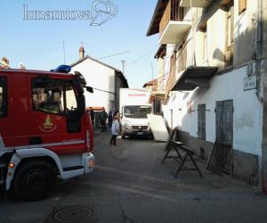 Bruzolo, un furgoncino travolge il balcone: cadono le lastre in pietra