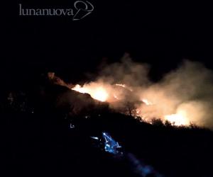 Condove, tre ettari di bosco a fuoco nella notte: caccia al piromane