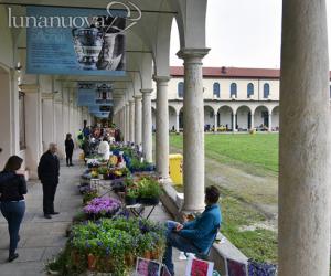 Collegno, ressa sotto i portici restaurati della Certosa