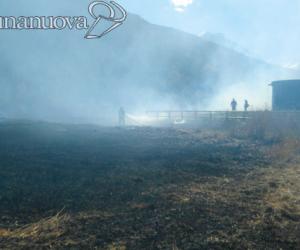 Oulx, incendio in mezzo alle case: lago Borello accerchiato dal fuoco