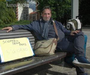 Collegno, una settimana di sciopero della fame su una panchina