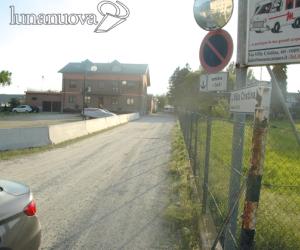 Collegno, la protesta di quindici famiglie strozzate tra discarica e tangenziale