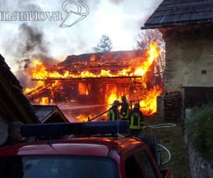 Bardonecchia, fiamme all'alba: bruciano gli chalet