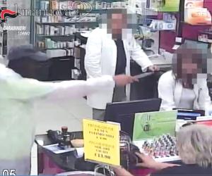 Collegno, coltello e tuta da imbianchino per le rapine alle farmacie