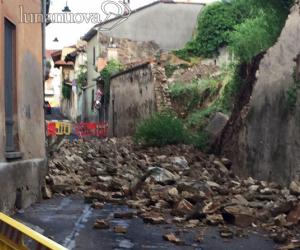 Rivoli: boato nella notte, crolla un muro sulla strada