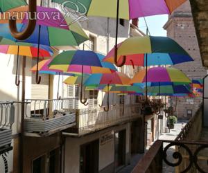 Giaveno, un'estate "Sotto un cielo di ombrelli"