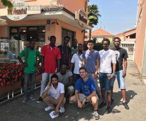 Alpignano, migranti imbianchini all'opera al Movicentro