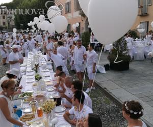 Avigliana: gli ospiti in bianco hanno colorato la piazza