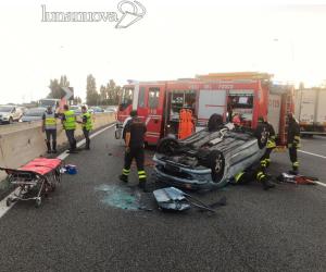 Rivoli, auto si ribalta dopo la carambola in tangenziale: 44enne estratta dalle lamiere