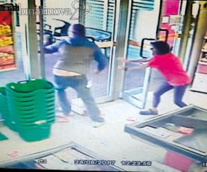 Collegno, evade dai domiciliari e rapina il supermercato sotto casa