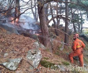 Sul Rocciamelone non cessa la paura: roghi su tre fronti, si aspetta il vento