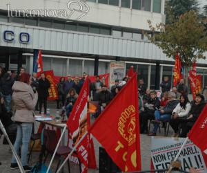 Collegno, Cgil in piazza contro il job's act: «La fine della crisi è un miraggio».