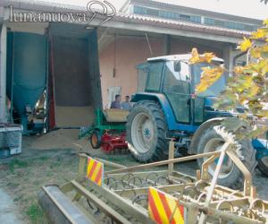 Grugliasco, non ce l'ha fatta l'agricoltore travolto da un rimorchio carico di grano