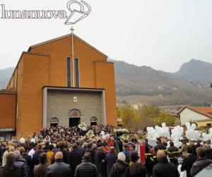 Condove: palloncini in cielo per l'ultimo abbraccio a Gioia e Ginevra