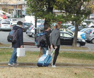 REDAZIONE IN PIAZZA Scuola, tra genitori e nonni: i forzati del trasporto