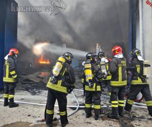 Pianezza, ancora fiamme nella zona industriale