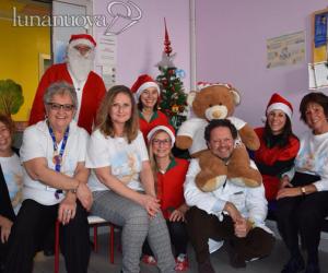 Rivoli, festa in pediatria con Babbo Natale e elfi