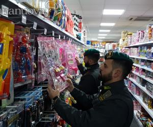Rivalta: spuntano due milioni di prodotti fuorilegge