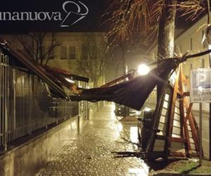 Condove, il vento sradica la tettoia in lamiera