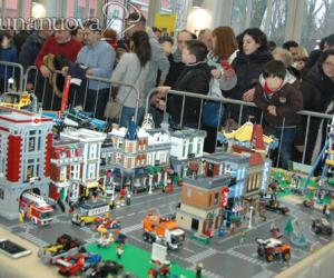 Grugliasco, migliaia in coda per i mattoncini Lego
