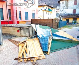 Tegole in strada, scuole chiuse a Vaie: divelta la tettoia della materna