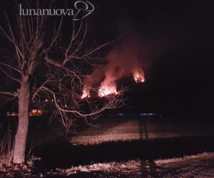 Una lunga scia di fiamme nella notte: Musinè a fuoco, piromane in azione