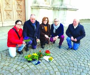 Collegno: rubata la pietra, poi anche i fiori