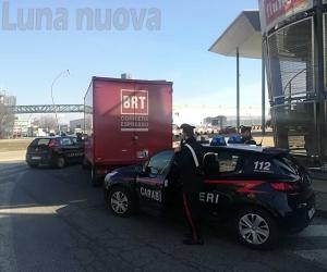 Collegno, coppia con bimbo piccolo svuotava le auto nel parcheggio