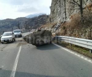 Susa, crolla un masso sulla statale 25 del Moncenisio