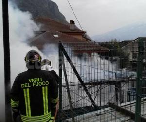 Venaus, in fiamme una legnaia in centro paese