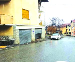 Meana, si schianta in auto colto da un malore