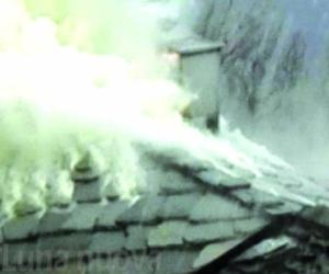 Fiamme sul tetto, brucia la casa al centro di Deveys