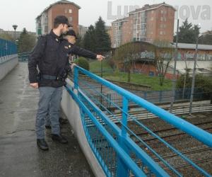 Collegno, in bilico sul cavalcavia: salvata da due poliziotti