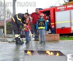 Rosta, la pioggia non ferma la carica dei baby pompieri